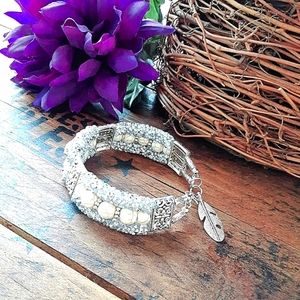 Bracelet, cuff style with clasp, marbled white New